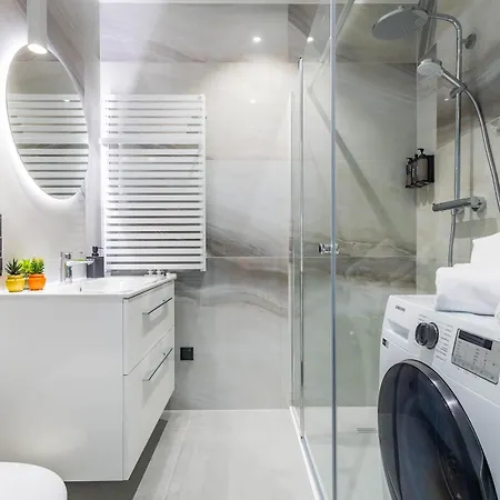 Towarowa Tower Apartment, Free Parking شقة